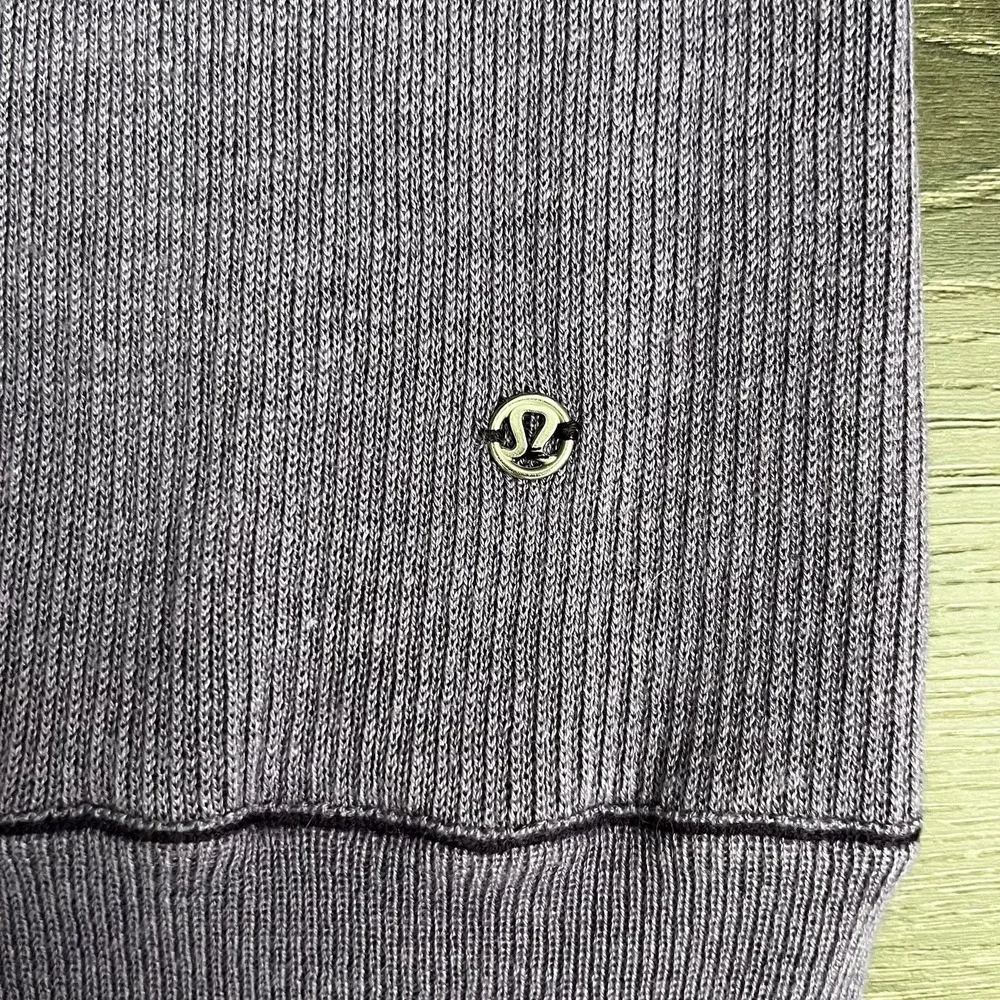 Lululemon Sweater Women's Approx Size‎ 10 Purple Thumbholes Pullover Reversible